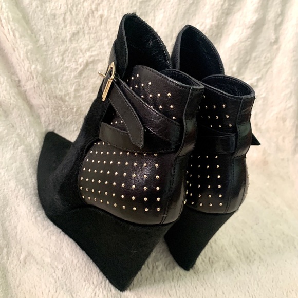 👑✅PRICE FIRM✅NO OFFERS SUPER SALE!! 👑AUTHENTIC Burberry Wedge Fur Ankle Boots. - Picture 5 of 17